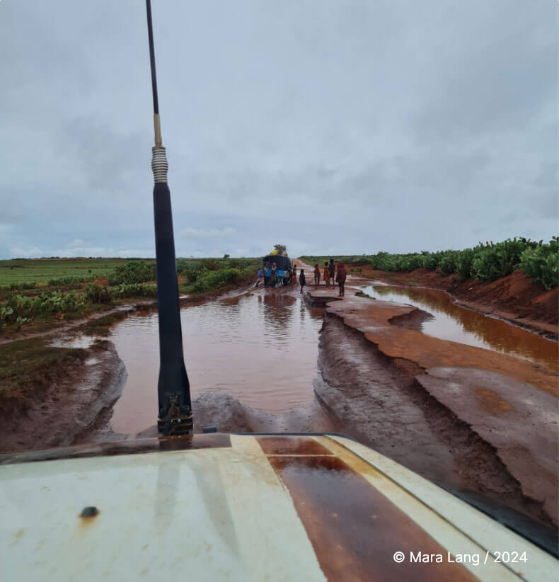humanitarian supply chain Last mile A jeep in a rough terrain, representing humanitarian supply chain Last mile